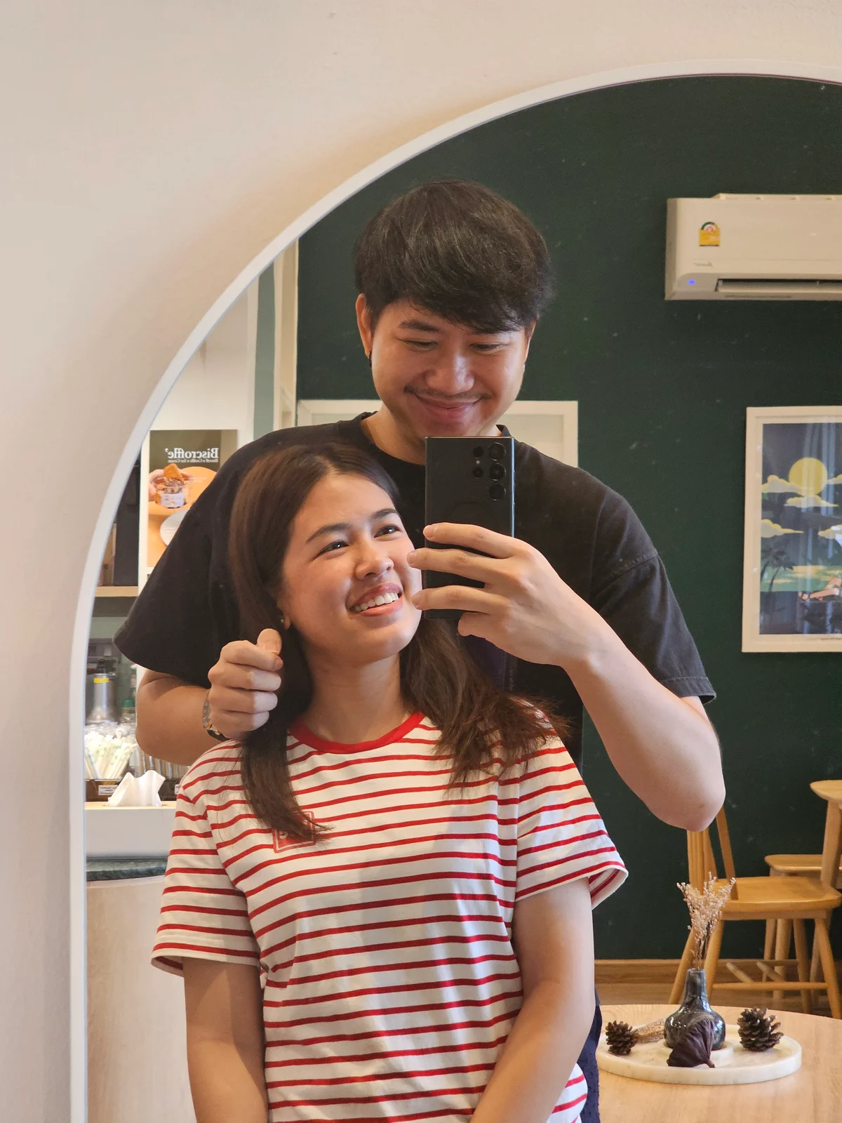 ทศพิชัยและจีราพรถ่ายภาพคู่หน้ากระจก