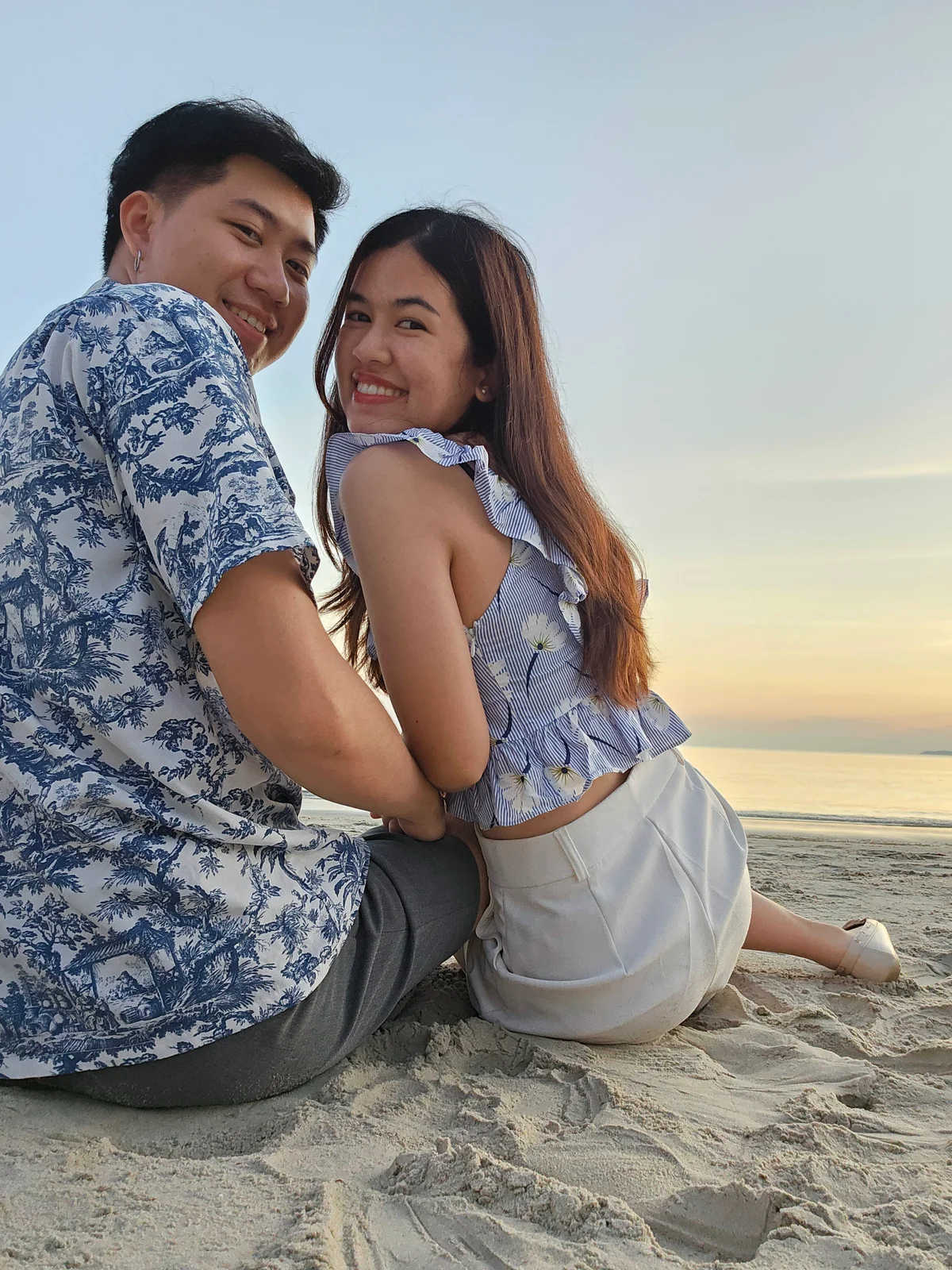 ทศพิชัยและจีราพรนั่งคู่กันริมทะเล